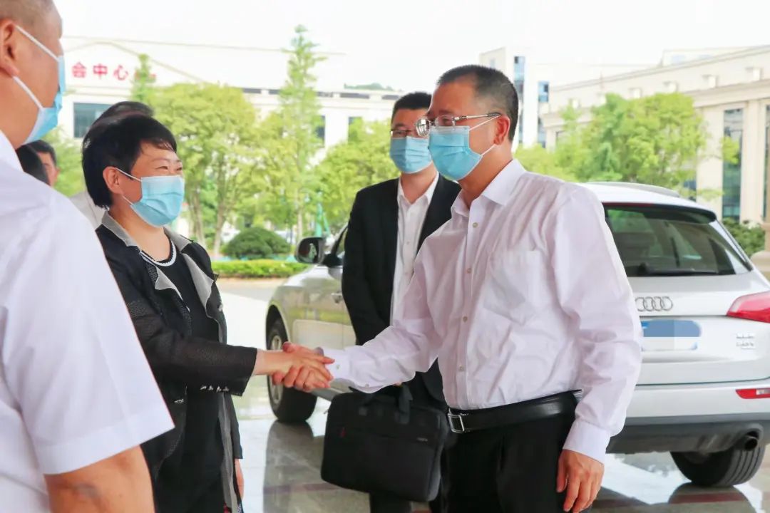 浙江高院等領(lǐng)導(dǎo)走進(jìn)帥豐集成灶，助力企業(yè)蓬勃發(fā)展