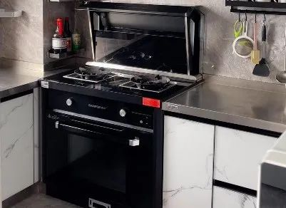 他的廚房選擇了帥豐集成灶，讓孩子體會(huì)到一位父親的濃濃愛意