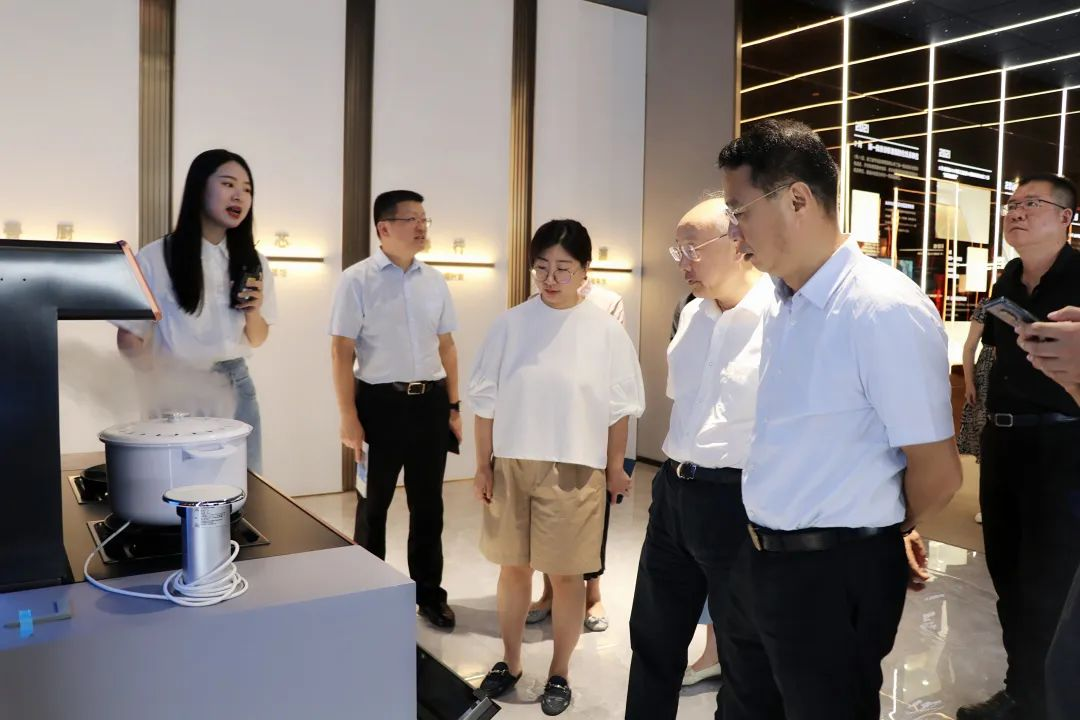 浙江省政協(xié)領(lǐng)導(dǎo)蒞臨帥豐集成灶“節(jié)能智慧工廠”參觀調(diào)研