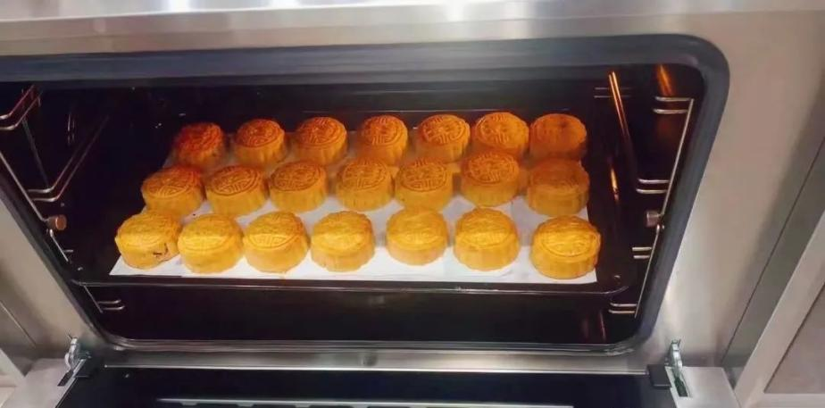 帥豐集成灶風(fēng)火輪蒸烤箱烤制的花式月餅，盡享中秋團(tuán)圓味！