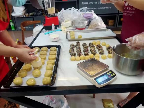 帥豐集成灶風(fēng)火輪蒸烤箱烤制的花式月餅，盡享中秋團(tuán)圓味！