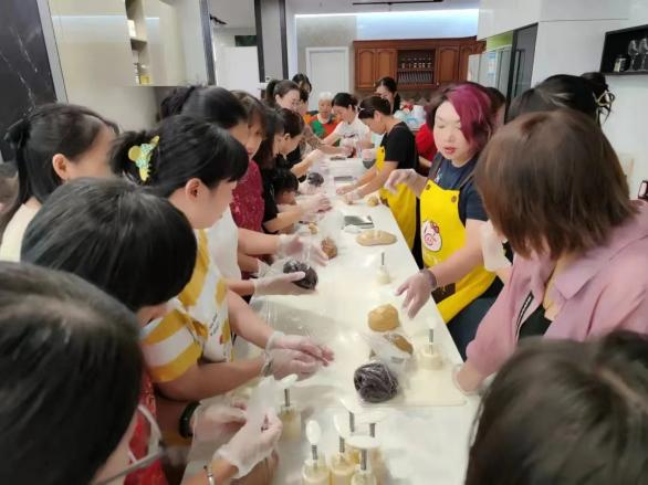 帥豐集成灶風(fēng)火輪蒸烤箱烤制的花式月餅，盡享中秋團(tuán)圓味！