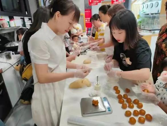 帥豐集成灶風(fēng)火輪蒸烤箱烤制的花式月餅，盡享中秋團(tuán)圓味！