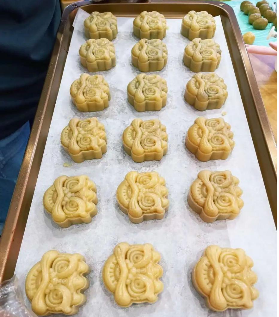 帥豐集成灶風(fēng)火輪蒸烤箱烤制的花式月餅，盡享中秋團(tuán)圓味！