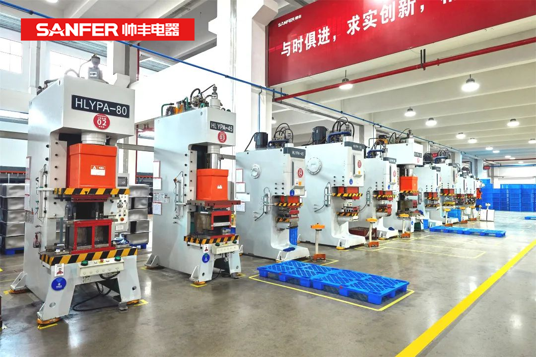 萬(wàn)臺(tái)的倉(cāng)儲(chǔ)空間來(lái)得及發(fā)貨嗎？別急！帥豐有AGV智能搬運(yùn)車