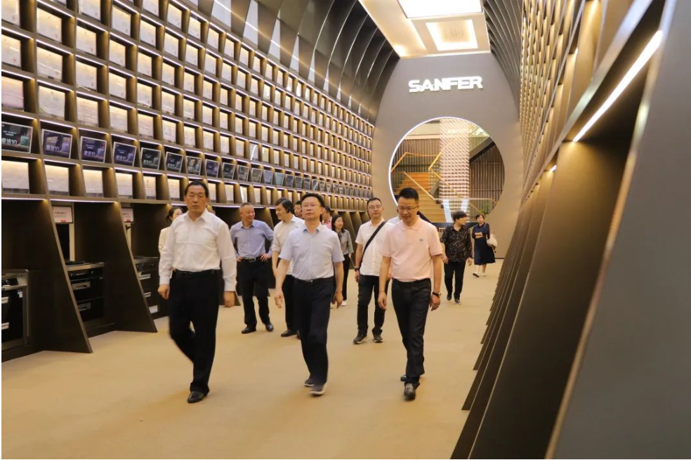 荊州市人大常委會(huì)黨組副書記、副主任鄧應(yīng)軍一行蒞臨帥豐調(diào)研指導(dǎo)，助力企業(yè)更好更快發(fā)展！