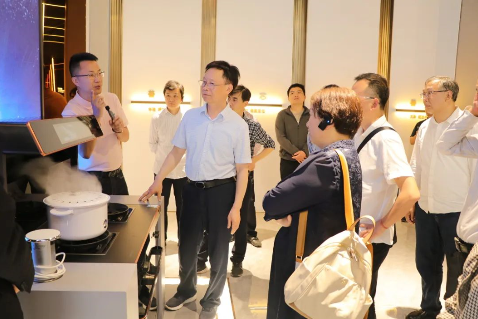 荊州市人大常委會(huì)黨組副書記、副主任鄧應(yīng)軍一行蒞臨帥豐調(diào)研指導(dǎo)，助力企業(yè)更好更快發(fā)展！