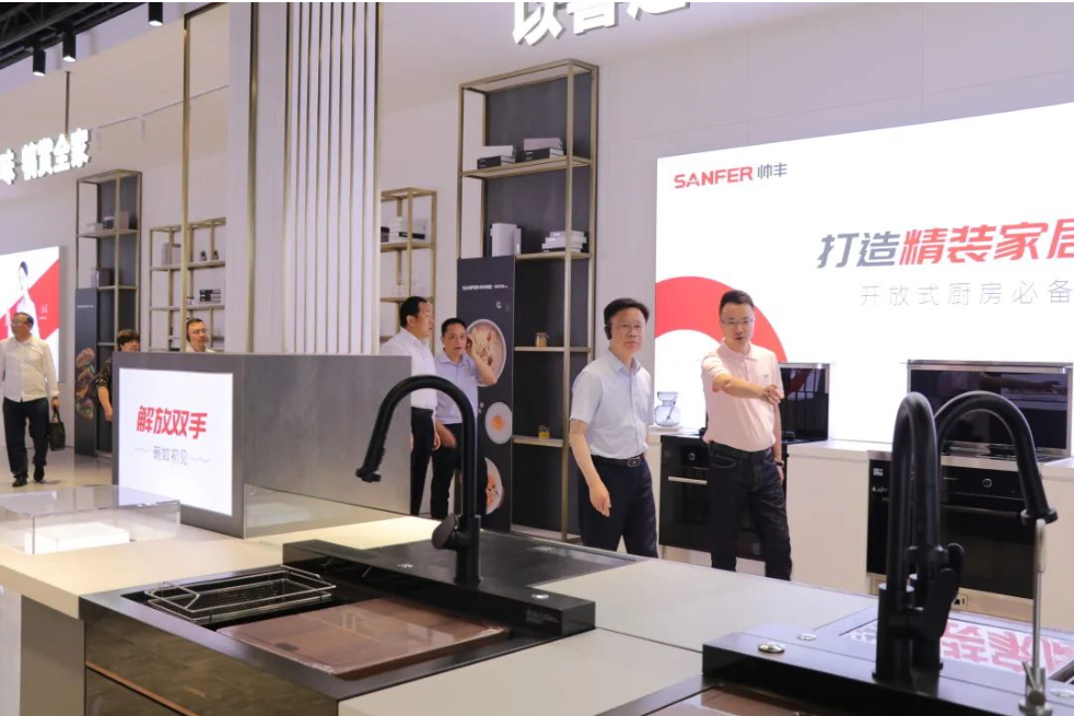 荊州市人大常委會(huì)黨組副書記、副主任鄧應(yīng)軍一行蒞臨帥豐調(diào)研指導(dǎo)，助力企業(yè)更好更快發(fā)展！