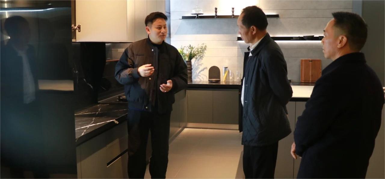 嘉興市南湖區(qū)人大常委會(huì)副主任俞海福一行蒞臨帥豐電器參觀調(diào)研