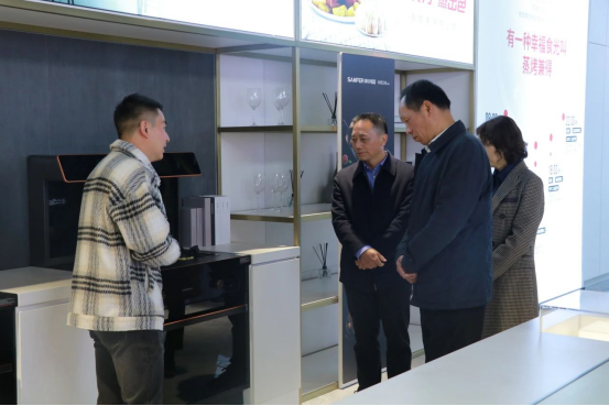 嘉興市南湖區(qū)人大常委會(huì)副主任俞海福一行蒞臨帥豐電器參觀調(diào)研 嘉興市南湖區(qū)人大常委會(huì)副主任俞海福一行蒞臨帥豐電器參觀調(diào)研