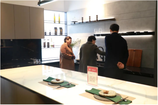 快訊 | 嵊州市委副書記、市長(zhǎng)潘超英，副市長(zhǎng)郭偉鋒一行蒞臨帥豐電器參觀調(diào)研