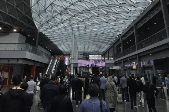 董事長(zhǎng)商若云帶隊(duì)探知米蘭家具展，洞察國(guó)際家居設(shè)計(jì)新趨勢(shì)