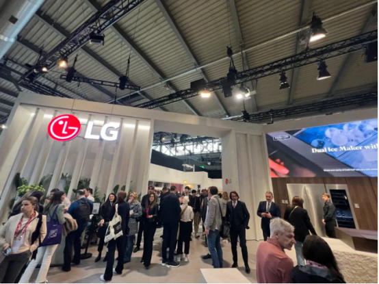 董事長(zhǎng)商若云帶隊(duì)探知米蘭家具展，洞察國(guó)際家居設(shè)計(jì)新趨勢(shì)