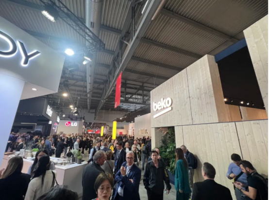 董事長(zhǎng)商若云帶隊(duì)探知米蘭家具展，洞察國(guó)際家居設(shè)計(jì)新趨勢(shì)