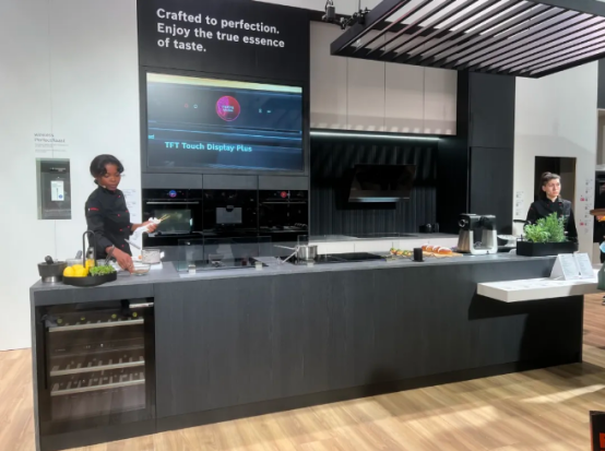 董事長(zhǎng)商若云帶隊(duì)探知米蘭家具展，洞察國(guó)際家居設(shè)計(jì)新趨勢(shì)