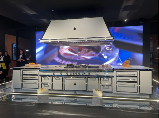 董事長(zhǎng)商若云帶隊(duì)探知米蘭家具展，洞察國(guó)際家居設(shè)計(jì)新趨勢(shì)