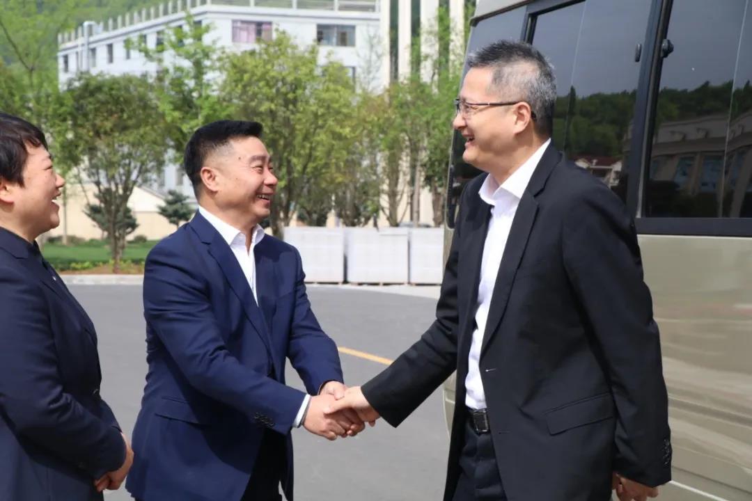 實力鑄就品牌 | 嵊州市委書記等領(lǐng)導(dǎo)走進帥豐，共促集成灶行業(yè)智贏未來！