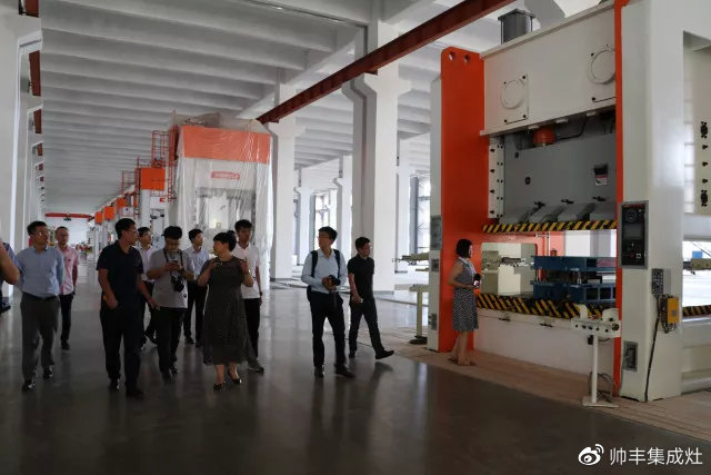 中國(guó)集成灶考察團(tuán)蒞臨帥豐，專業(yè)品質(zhì)贏盛贊