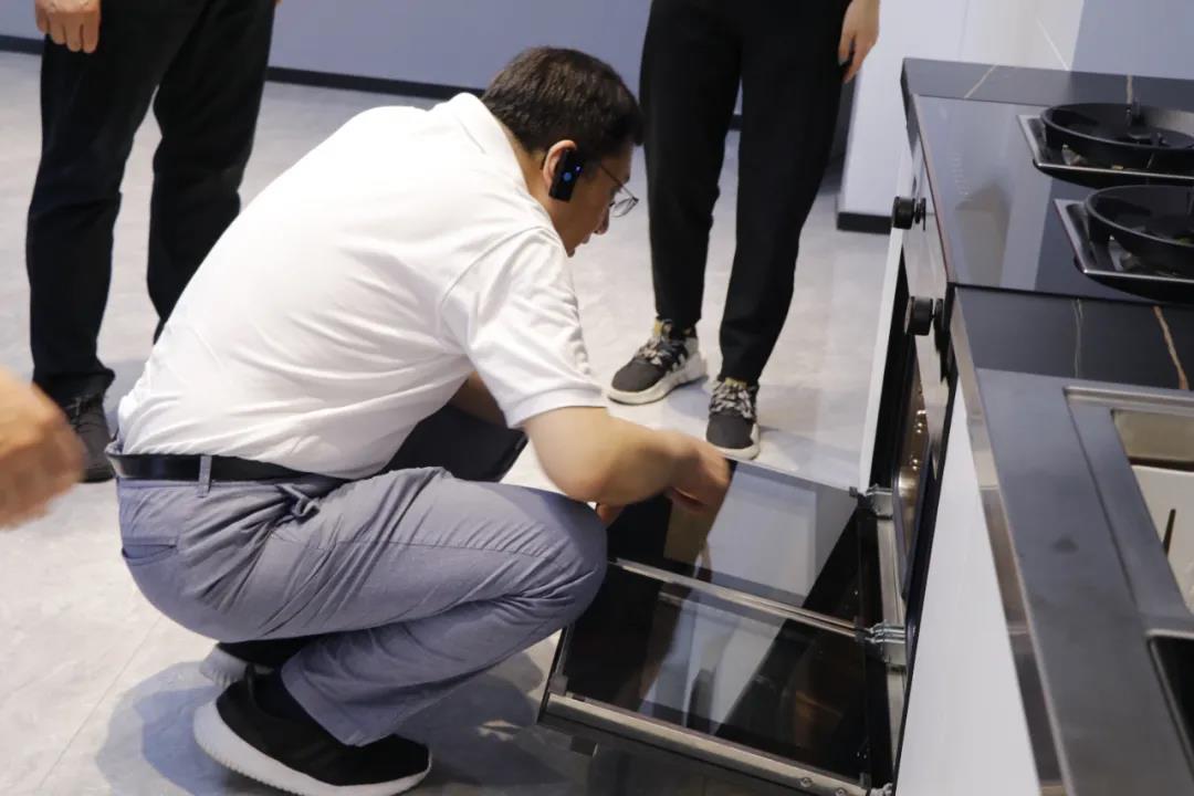 領(lǐng)勢(shì)而上，實(shí)力榮耀|“中國(guó)廚具之都”評(píng)審組專家走進(jìn)帥豐，考察指導(dǎo)相關(guān)工作