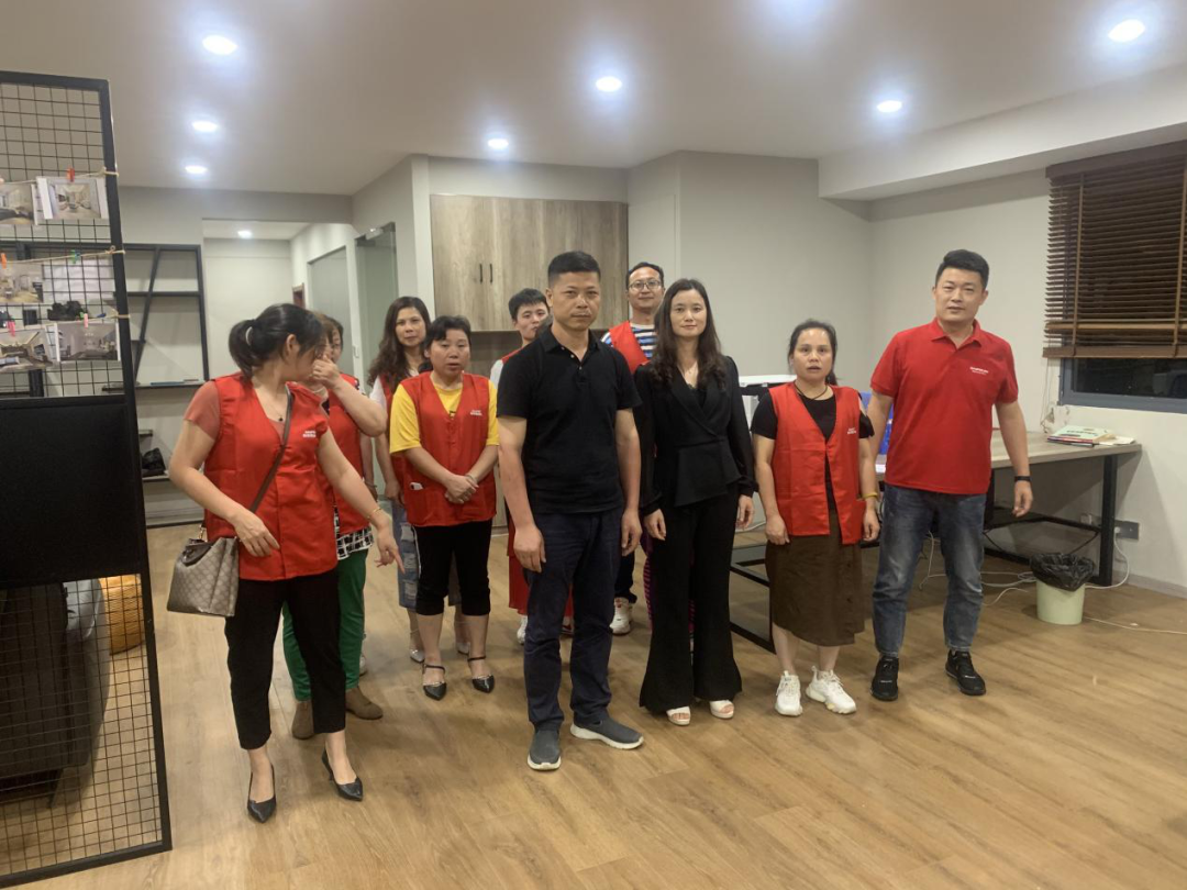 向帥豐電器優(yōu)秀經(jīng)銷商張熙明學(xué)習(xí)，共同目睹門店風(fēng)采
