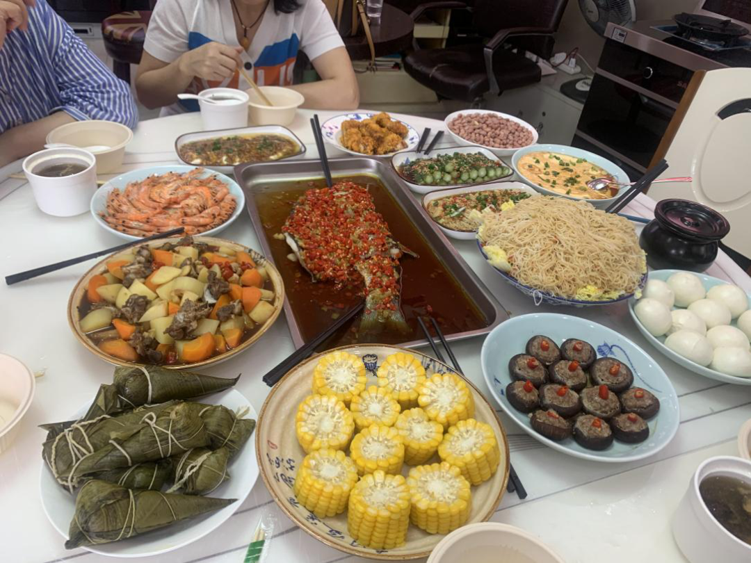 向帥豐電器優(yōu)秀經(jīng)銷商張熙明學(xué)習(xí)，共同目睹門店風(fēng)采