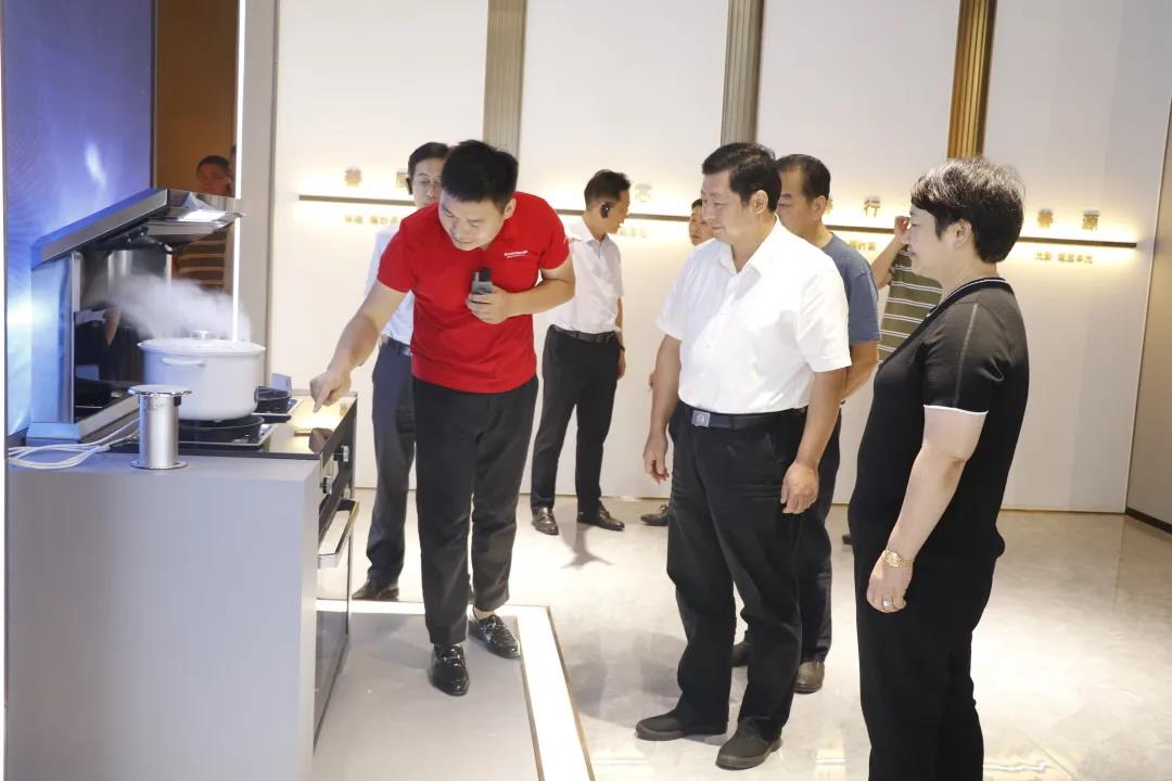 大國(guó)品牌|紹興市人大常委會(huì)主任譚志桂一行走訪帥豐電器，大力稱贊帥豐實(shí)力